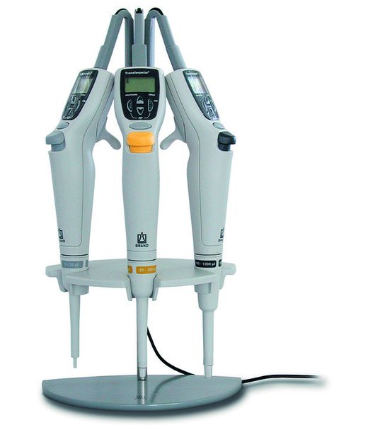 Brand GmbH & Co. KG Tisch-Ladestation (für 3 Geräte) Transferpette electronic Europa (100-240 V / 50-60 Hz), außer 0,5-5 ml