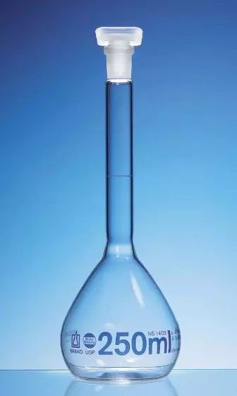 Brand GmbH & Co. KG Messkolben, BLAUBRAND, Klasse A, Boro 3.3, 500 ml, blau grad., NS 19/26, mit PP-Stopfen, DE-M, mit USP-Einzelzertifikat